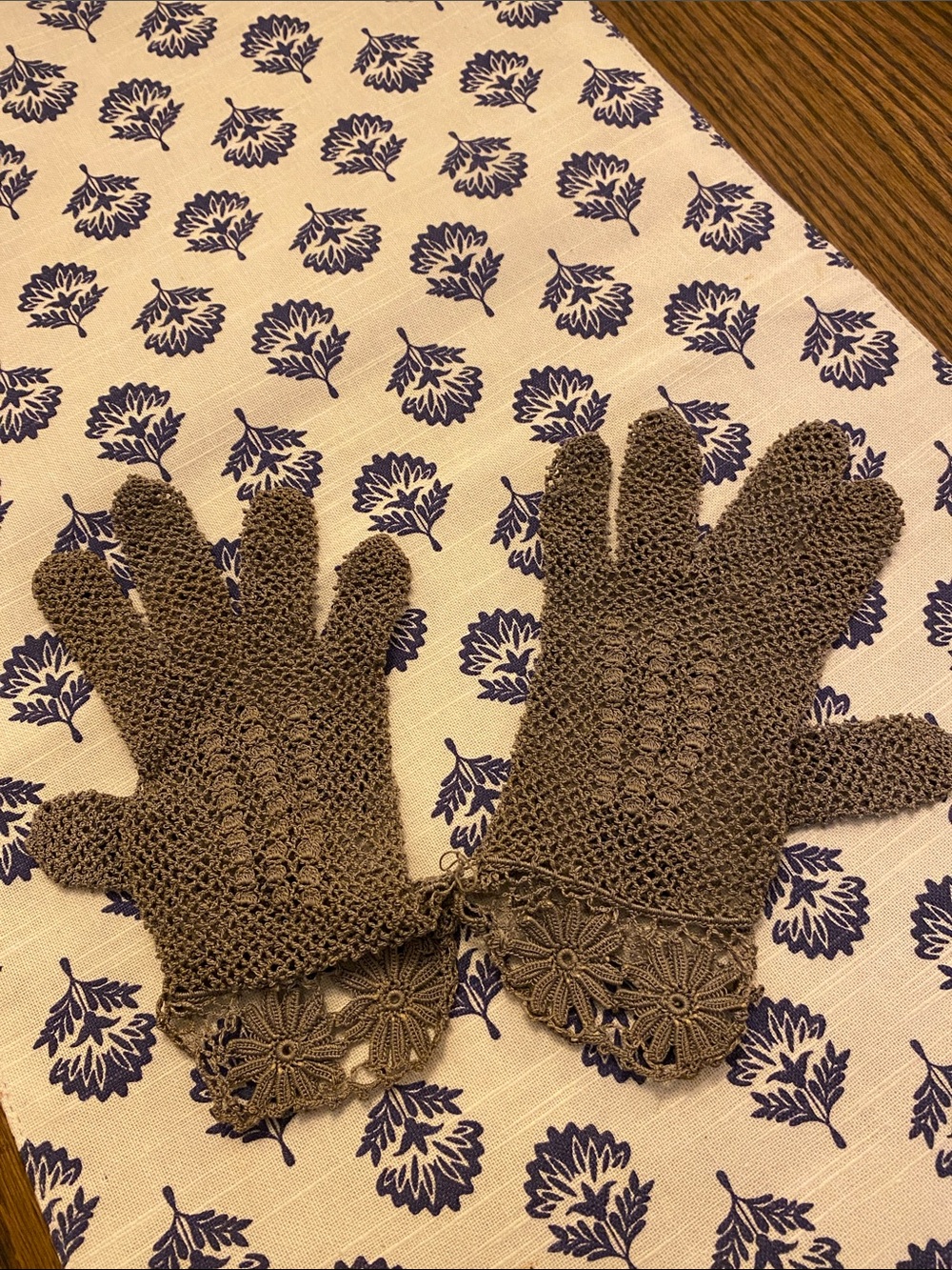 Vintage Crochet Lace Gloves in Gray